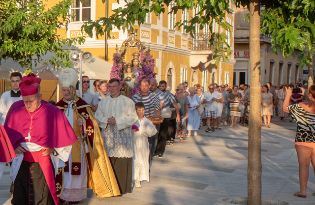 Jučerašnja senjska procesija/Snimio Damir Čorić                                                                                                                                                                                                           